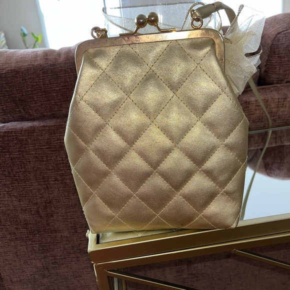 Elegant Gold Quilted Handbag - Picture 1 of 7